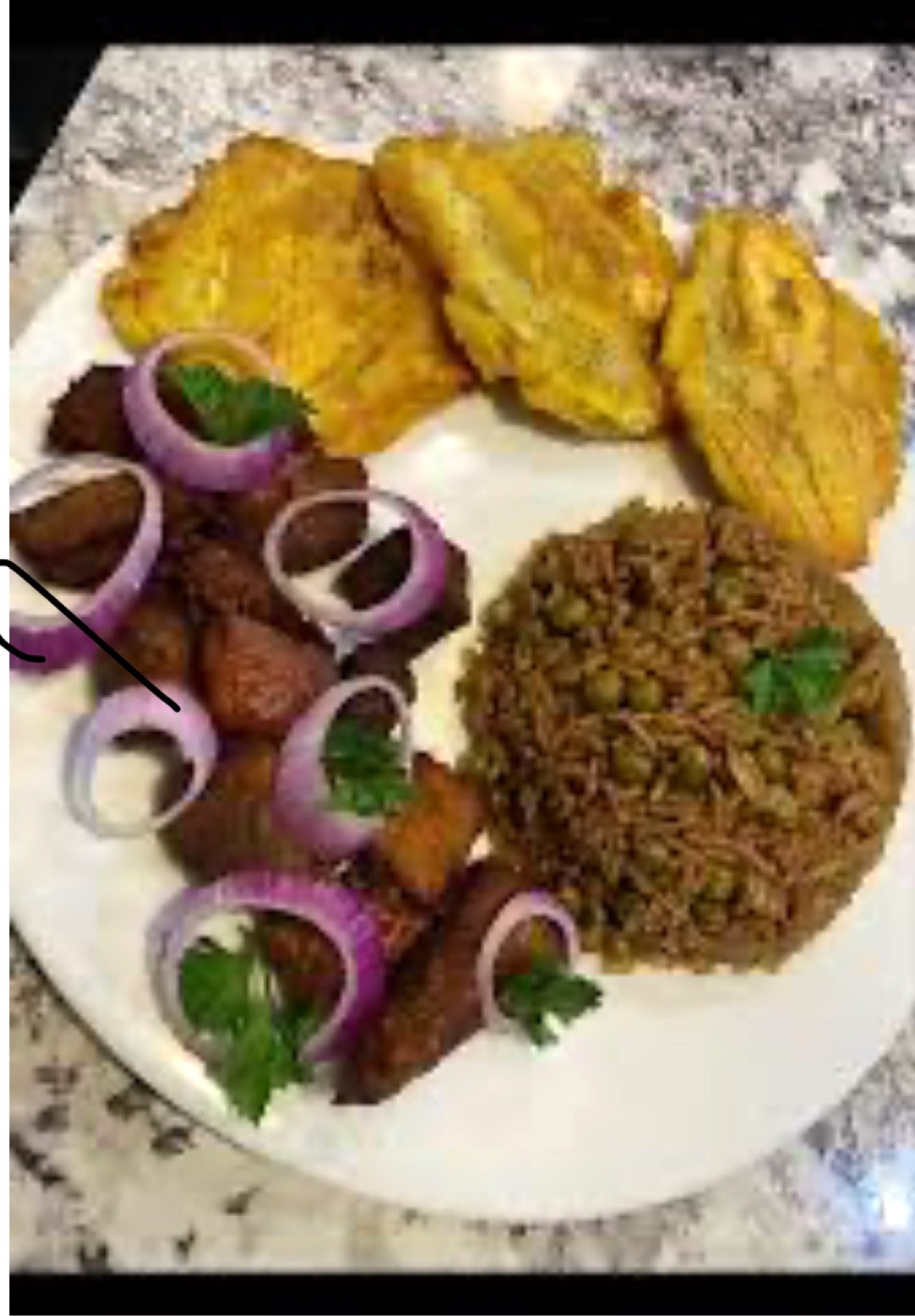 Griot et bananes plantains frites